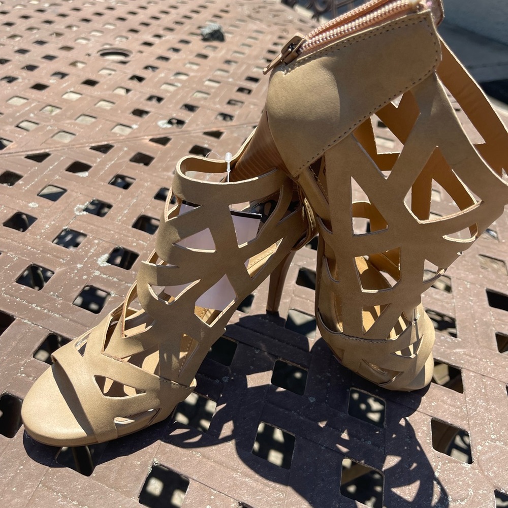 NWT Fergalicious Nude cutout Heels 7